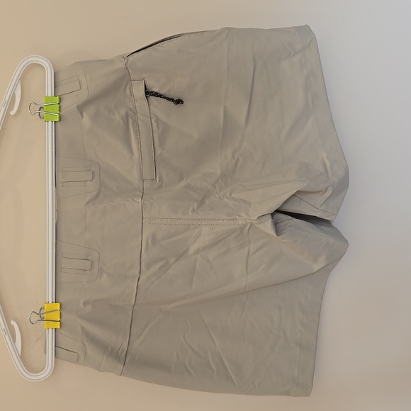 Mountain Hardwear Hiking Shorts - Picture 4 of 6